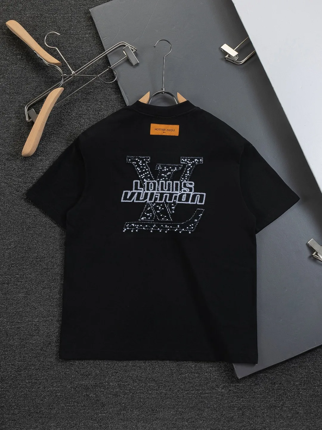 🅿️220 Louis Vuitton 1V LV lv slightly wide version S-XL LV 26ss new products are available at counters simultaneously. Multiple craftsmanship. Spotted letter logo on the chest🪡 embroidery. Large spotted letter logo on the back panel🪡 embroidery. Round neck short-sleeved T-shirt, same style for men and women! Consigned to one-to-one creation. Synchronized with the official website, pure cotton fabrics at the counter! It is close to the skin and comfortable, durable and easy to wear. It has a classic and simple logo design and meticulous original craftsmanship. Short-sleeves, a must-have item for men, do not appear to be the same for the general public, but must be unique and eye-catching. This LV short-sleeve is all about quality, comfort, the same shape and fashion as always, including fabrics and cutting techniques. All of them have been made with great effort! 320 grams of washed pure cotton fabric, pure cotton is breathable, very refreshing and comfortable for daily wear. The rib knitting on the neckline is smooth and tight, and the neckline will not be skewed if you toss it at will. The loose version, you will find that it looks really good on the upper body. The overall is minimalist and neat, super versatile for daily use! Pair it casually with a pair of pants for a youthful look. A T-shirt will make your outfit crazy. It is a fashionable item that can never go wrong! Color: Black White Size: S-XL Size chart: S: Shoulder width 50-Bust 56-Length 70 M: Shoulder width 52-Bust 57-Length 72 L: Shoulder width 54-Bust 59-Length 74 XL: Shoulder width 56-Bust 62-Length 76